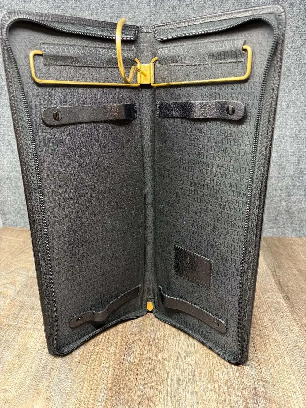 Gianni Versace Vintage medusa Black Leather Garment/Tie Travel Case gold toned